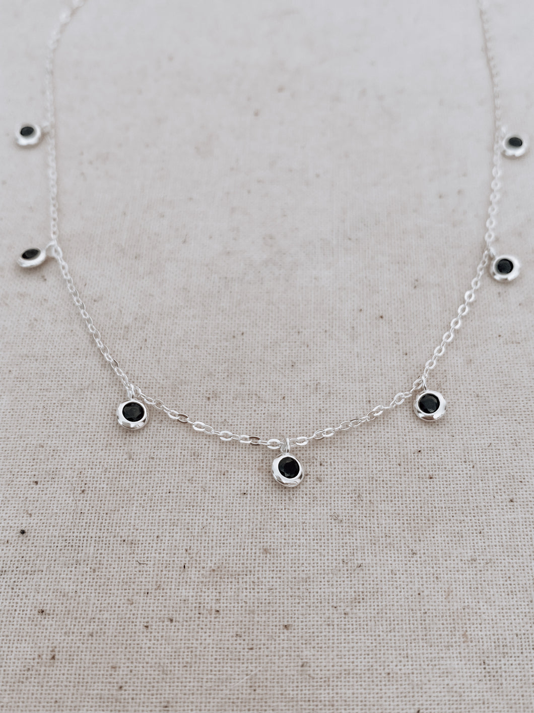 Collar circones negros