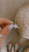 Cargar imagen en el visor de la galería, Anillo Grah piedra luna
